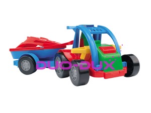 Auto z przyczepą i motorówką